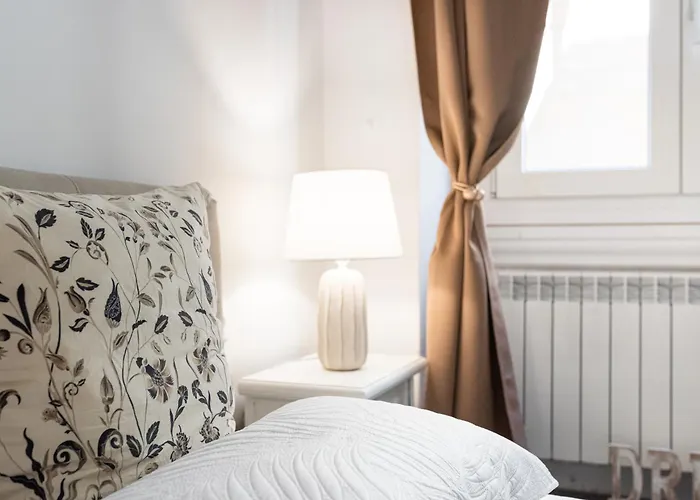 Zen Island Downtown Florence, New For 6 * Florencie